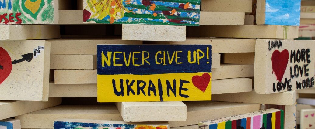 An image of a sign saying "Never Give Up Ukraine"