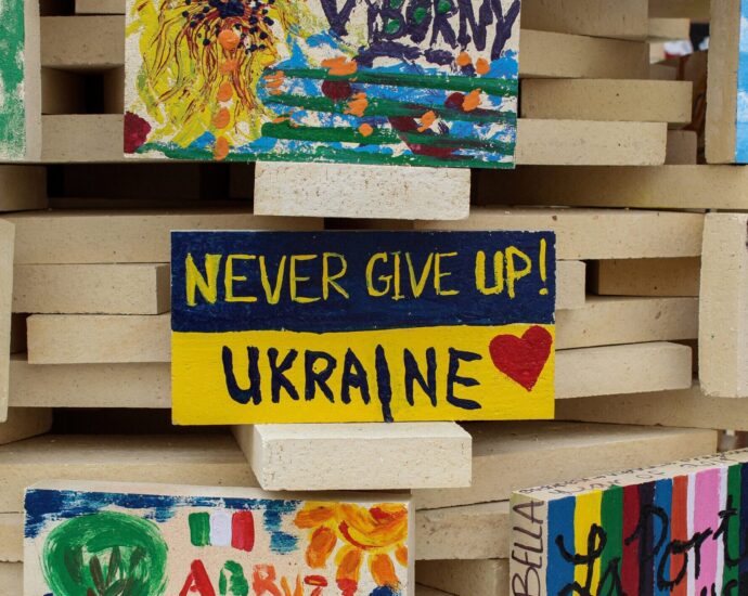 An image of a sign saying "Never Give Up Ukraine"