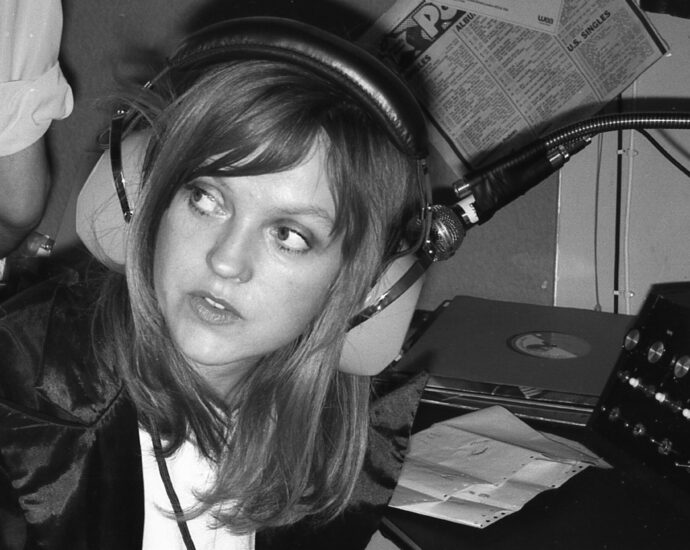 Black and white image of Radio 1 DJ Annie Nightingale during her time at University Radio Bath.