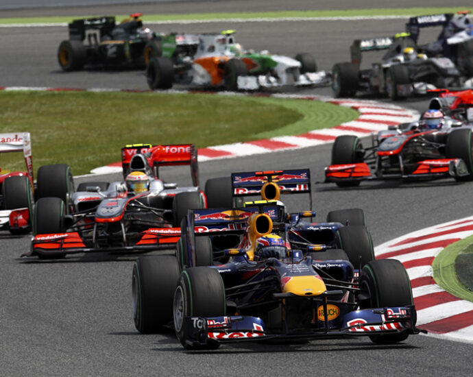 Image shows formula 1 cars on a track.