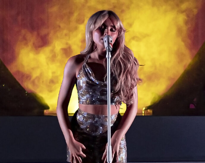 Sabrina Carpenter performing live in 2022.