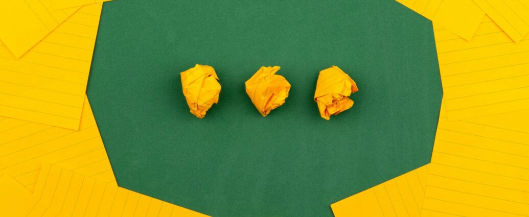 A speech bubble cut out of green paper, with three dots made from scrunched up yellow paper, indicating someone is about to talk in the MLE dialect.