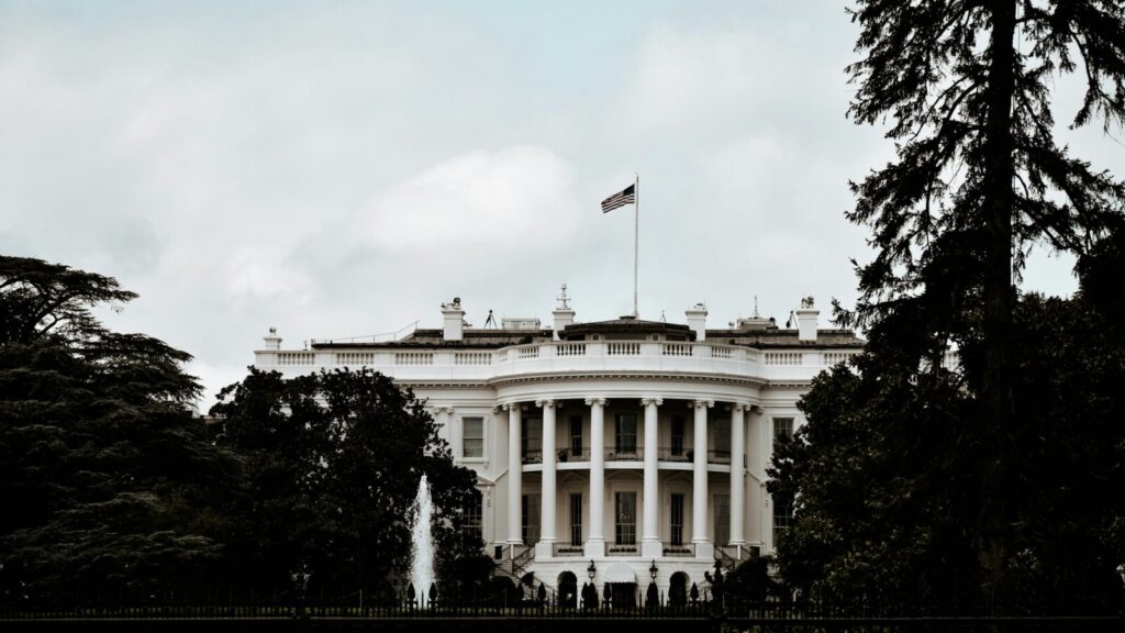 Picture of the White House in Washington, D.C. from a distance. Promotion of an article about Trump's power play when meeting Zelenskyy