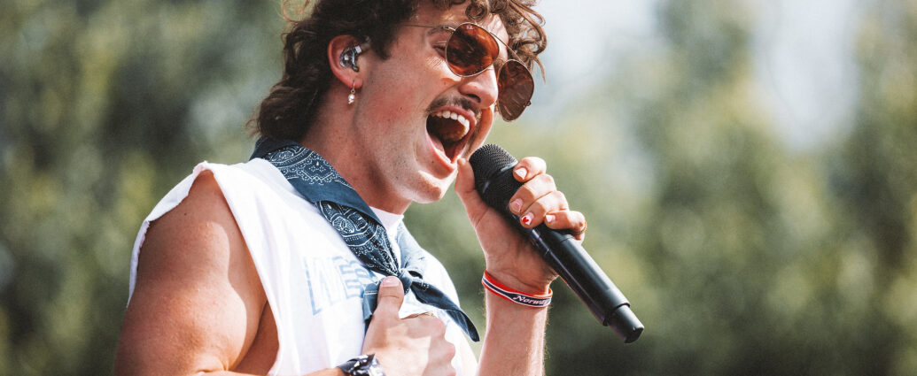 Benson Boone performing